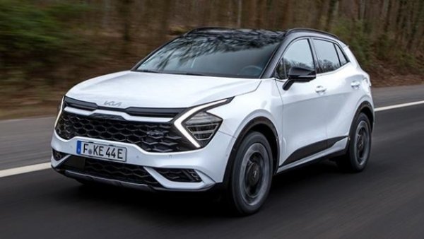 Под предния капак на Kia Sportage C-SUV в двугоривната версия, задвижвана от бензин и пропан-бутан,  има 1.6 турбо четирицилиндров двигател със 136 к.с. и 255 Nm въртящ момент. Той е комбиниран с шестстепенна механична скоростна кутия. Според декларираното от корейската компания, в смесения комбиниран цикъл WLTP разходът е равен на 8,7 л / 100 км на пропан-бутан и 6,8 л / 100 км на бензин. 
Модерните линии и щедрите размери ( дължина 4515 мм, широчина 1865 мм и височина 1650 мм, в сравнение с междуосие от 2680 мм) са в основата на модел , оборудван с багажник с товарен капацитет от 562 литра 